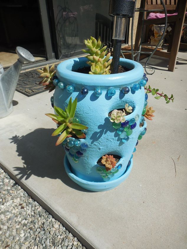 strawberry-pot-makeover-crafts-gardening-repurposing-upcycling-1
