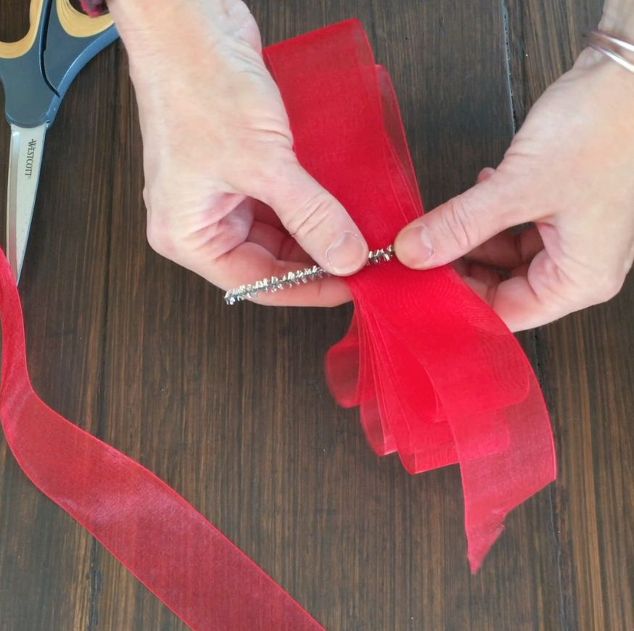 how-to-tie-a-christmas-bow-in-3-easy-steps-how-to-2