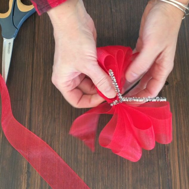 how-to-tie-a-christmas-bow-in-3-easy-steps-how-to-3