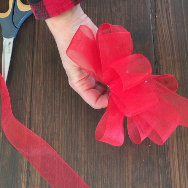how-to-tie-a-christmas-bow-in-3-easy-steps-how-to-4