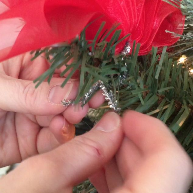 how-to-tie-a-christmas-bow-in-3-easy-steps-how-to-5